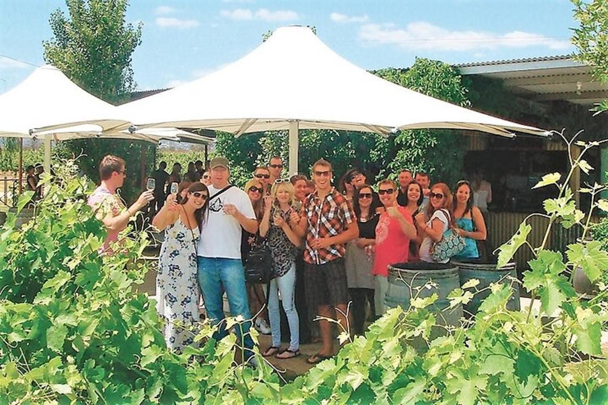 un gruppo di persone in piedi sotto un ombrello bianco
