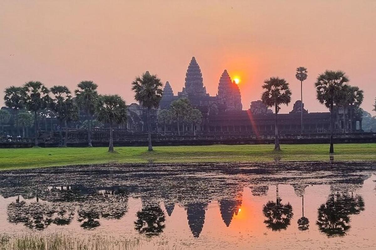 Zachód słońca nad świątynią Angkor Wat o zachodzie słońca