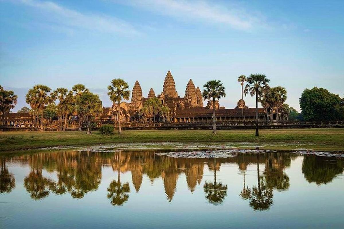 un reflex d'un temple en una massa d'aigua