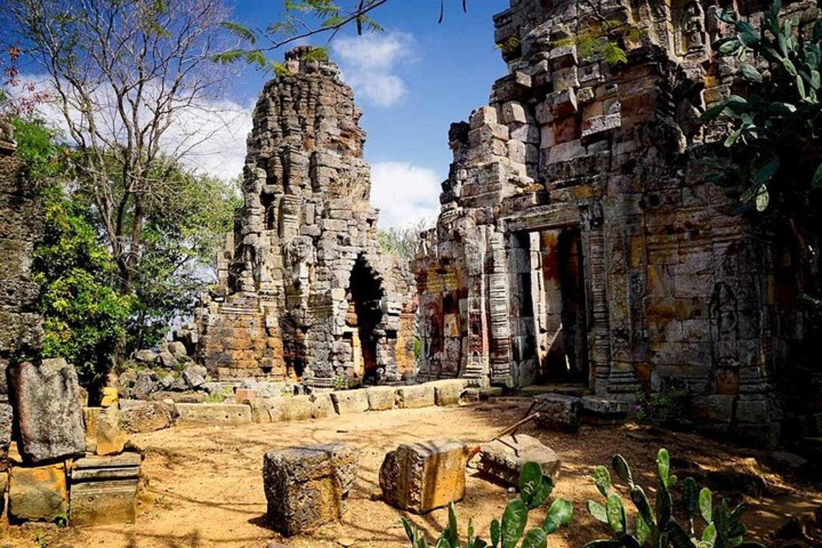 Un antiguo edificio de piedra con una torre al fondo.