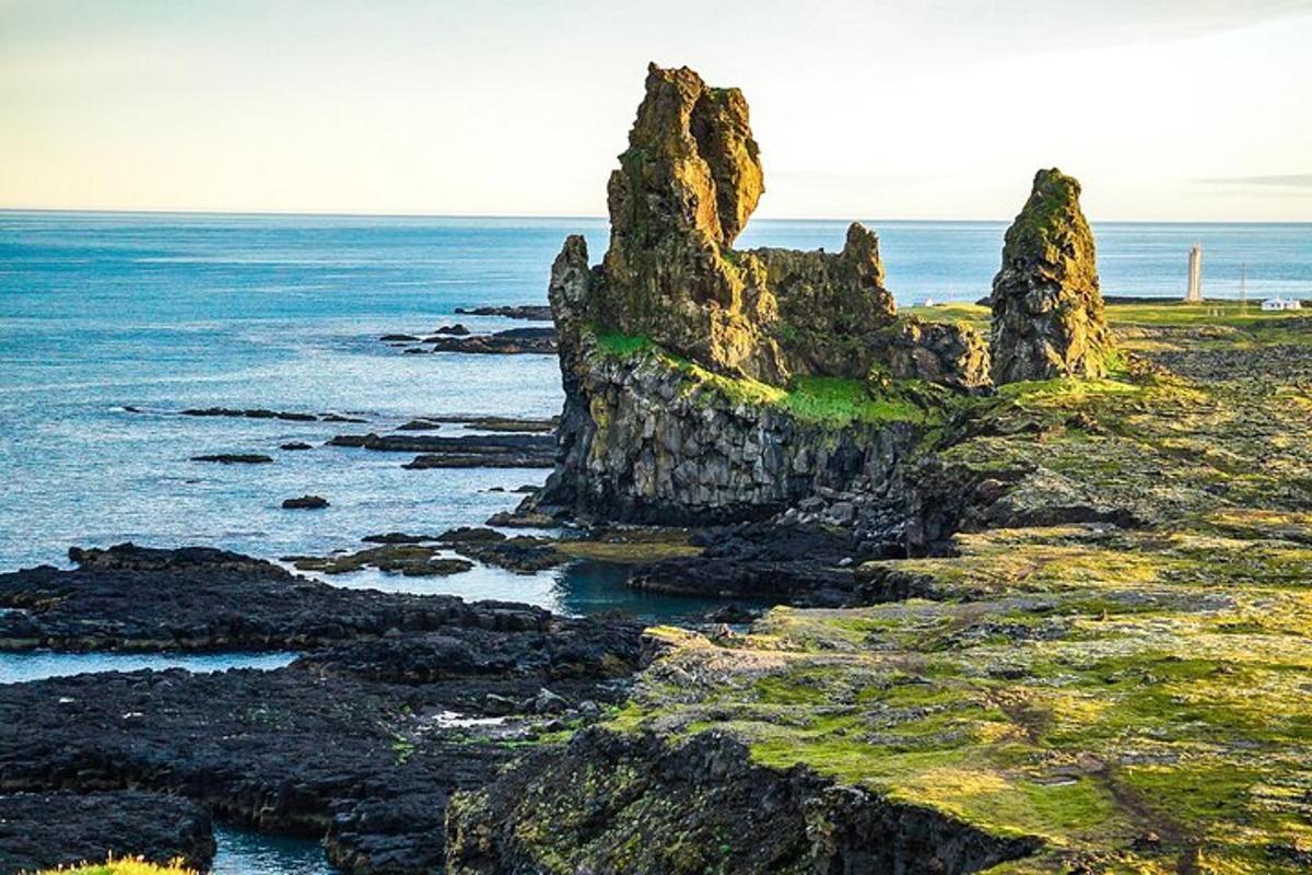 un grupo de rocas en la orilla del océano