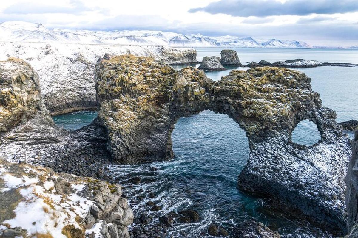 Un arco en unas rocas en el agua.