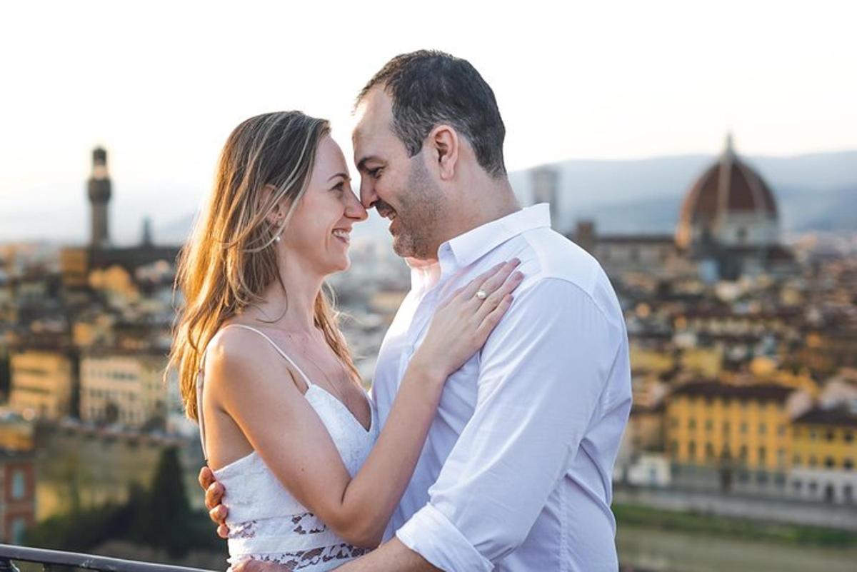 μια νύφη και ένας γαμπρός που στέκονται στην κορυφή ενός κτιρίου
