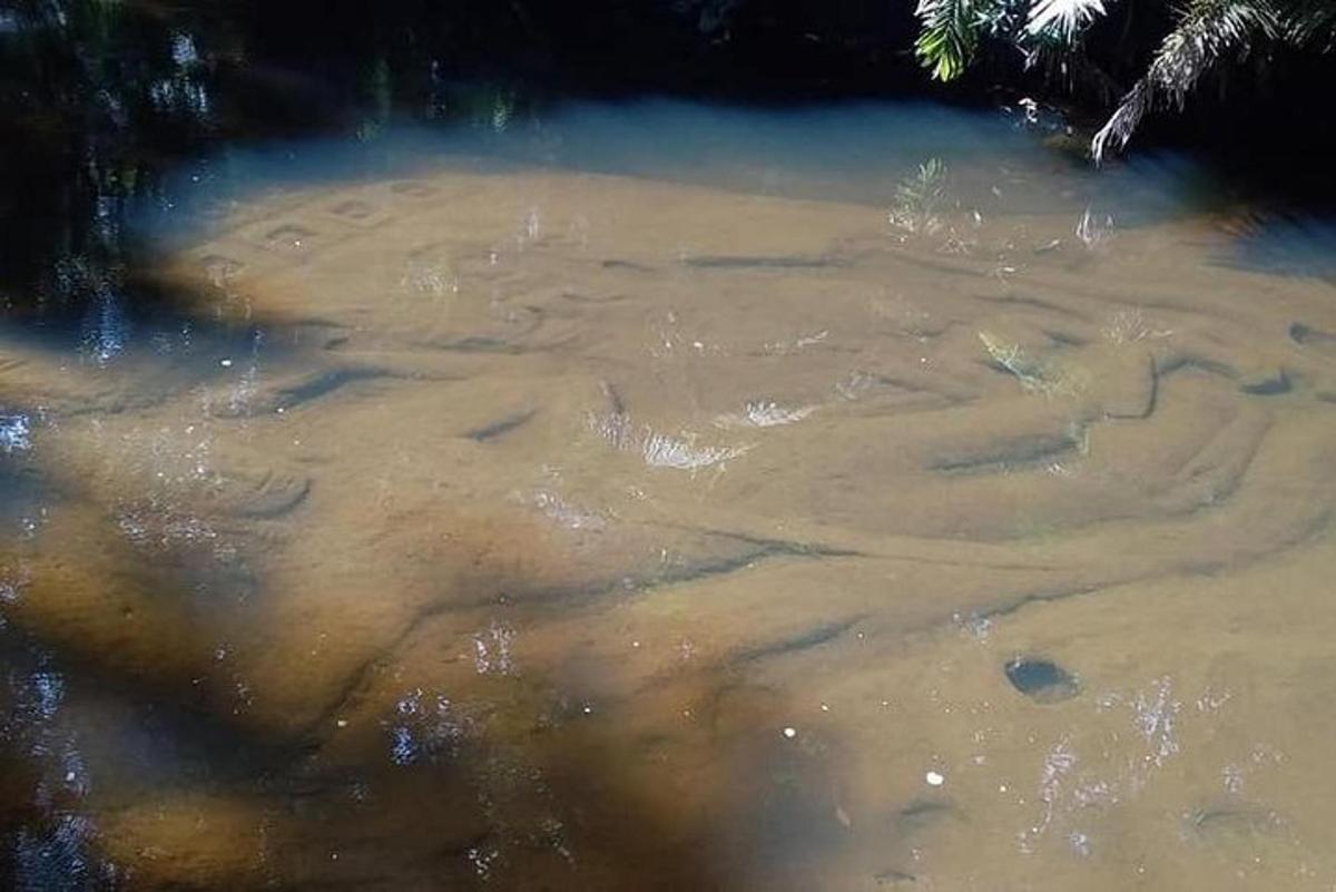 kolam air dengan batu di dalamnya