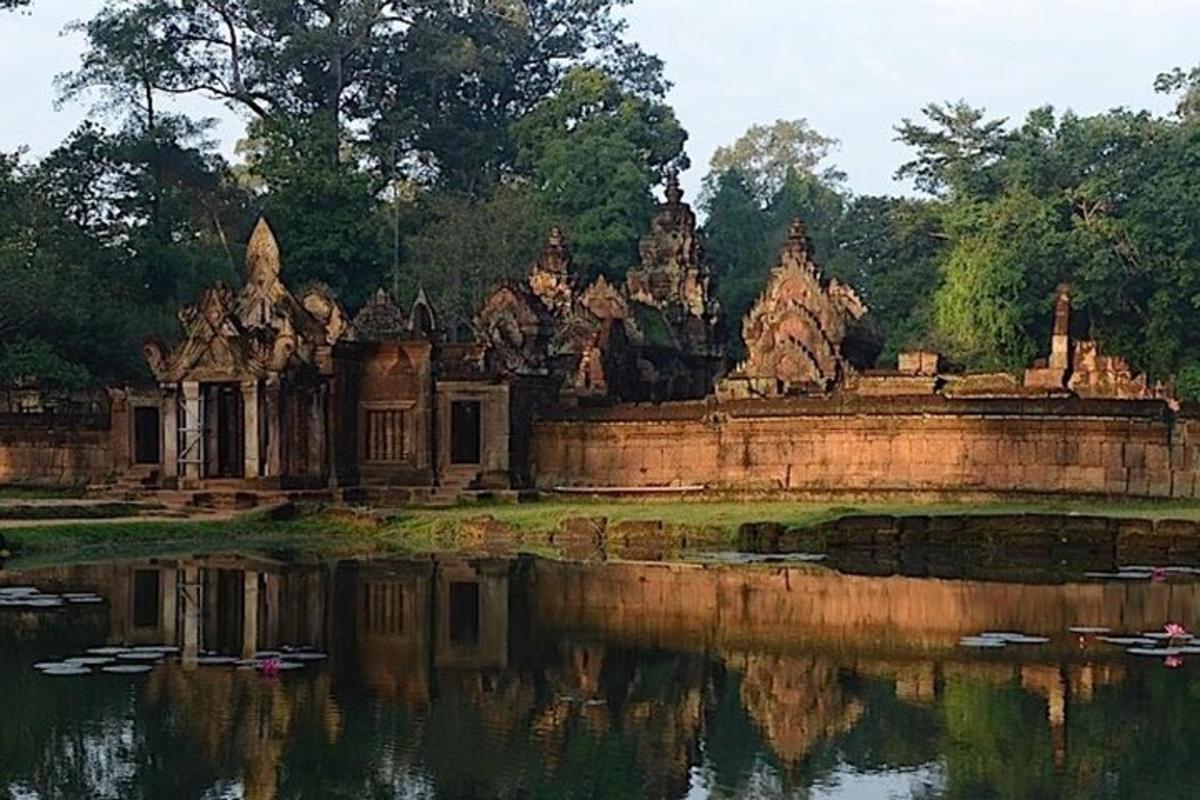 sebuah bangunan lama di sebelah badan air