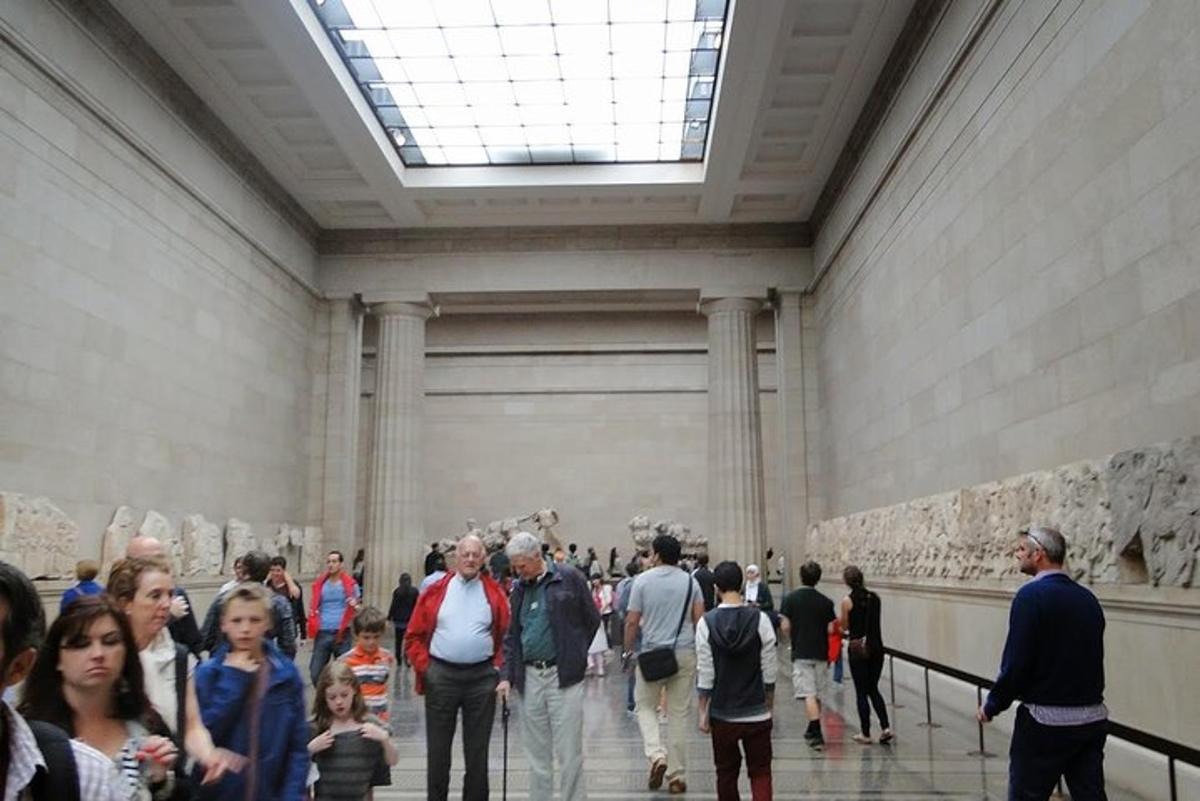 en folkemengde som går i et kunstmuseum