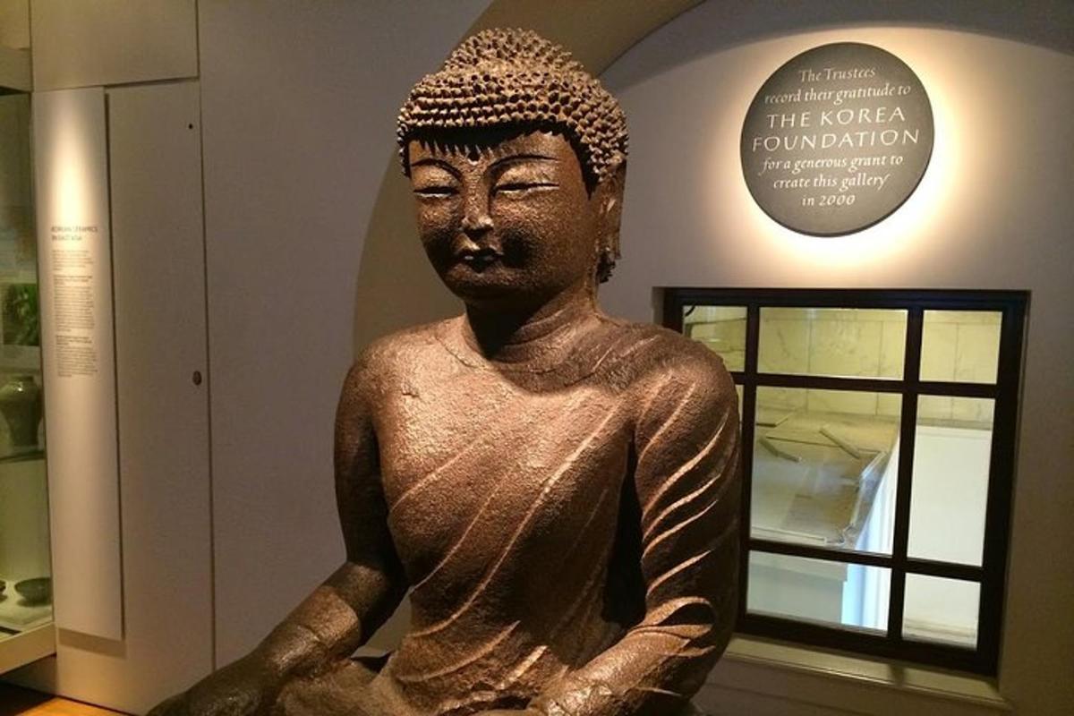 en statue av en kvinne utstilt på et museum
