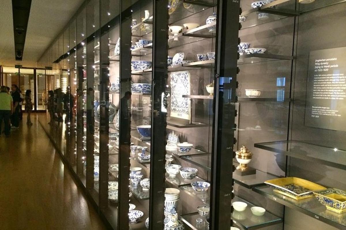 et utstillingsskap i et museum med utstilte retter