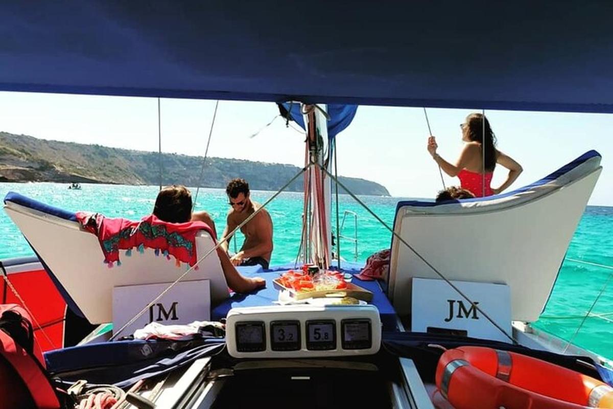 um grupo de pessoas em um barco na água