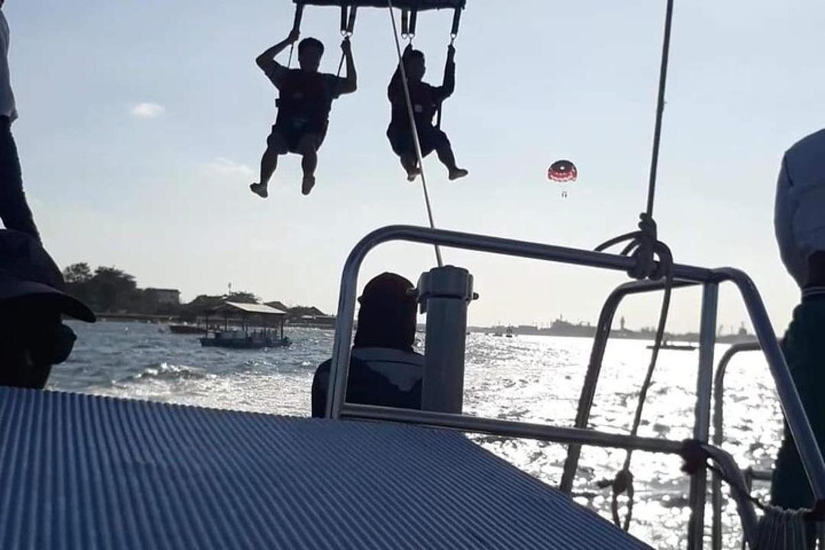 duas pessoas pulando de um barco na água