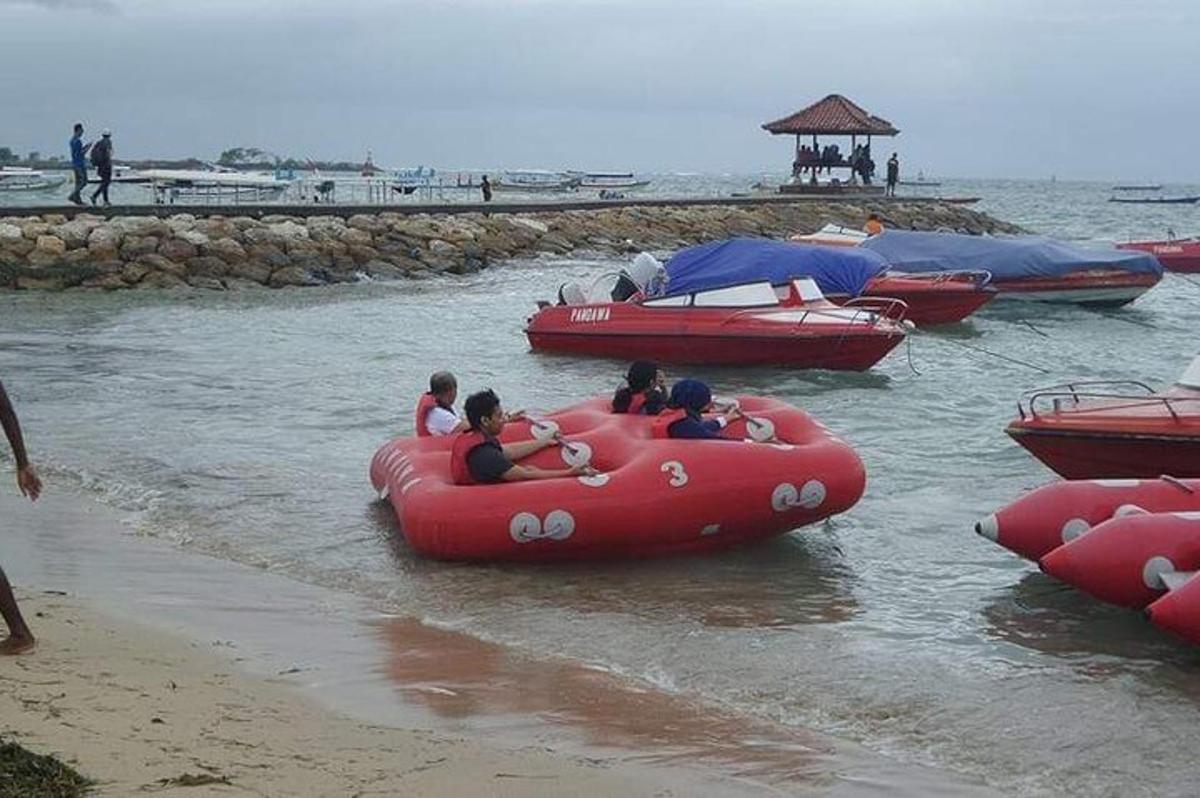 um grupo de pessoas andando em barcos infláveis na água