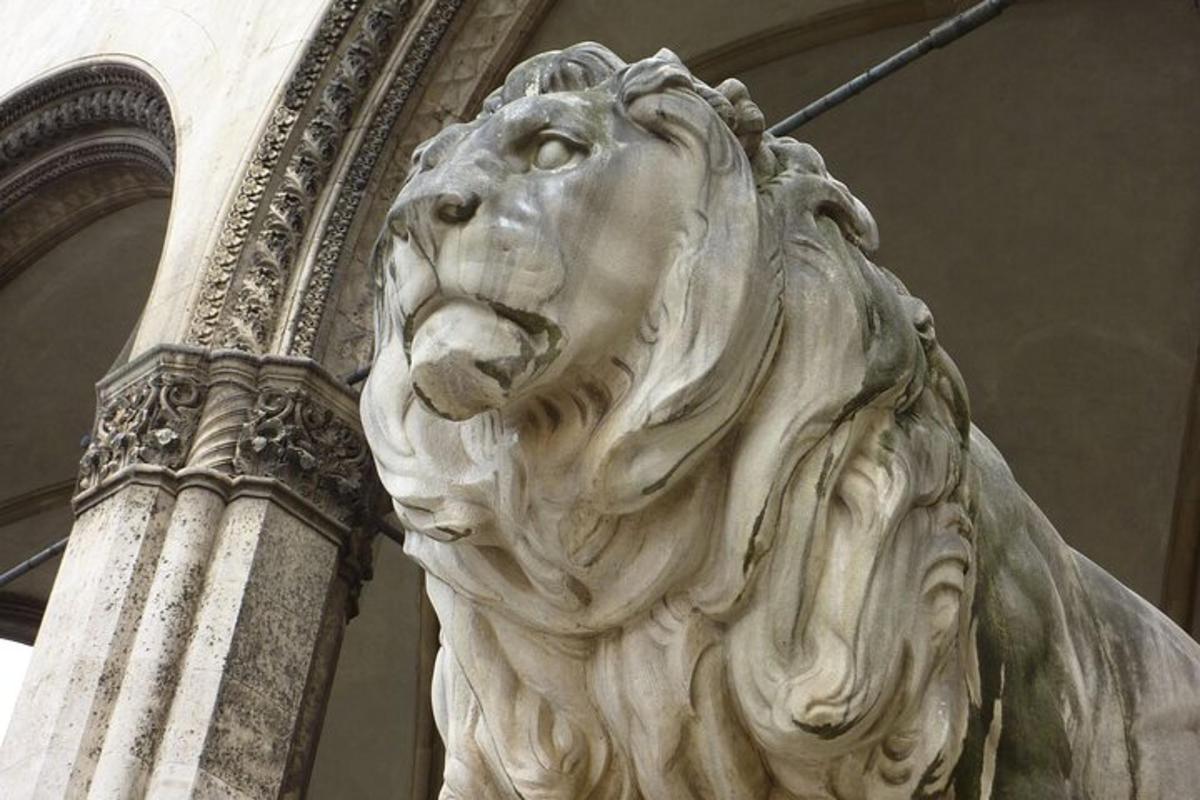 ένα άγαλμα ενός λιονταριού σε ένα κτίριο