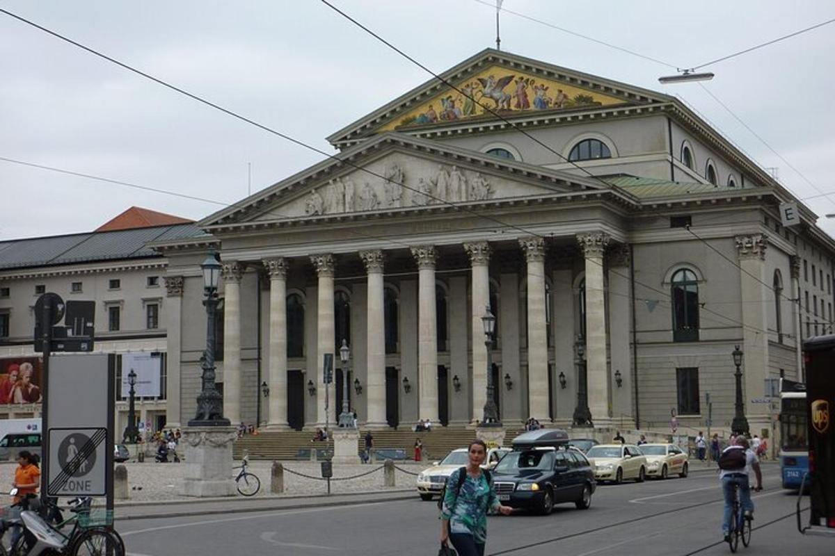 o clădire mare cu mașini parcate în fața ei