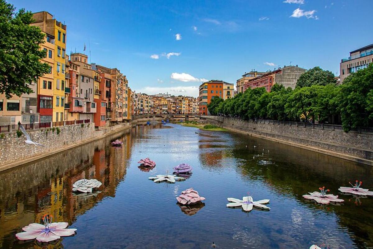 rijeka s ružičastim i bijelim kišobranima u vodi