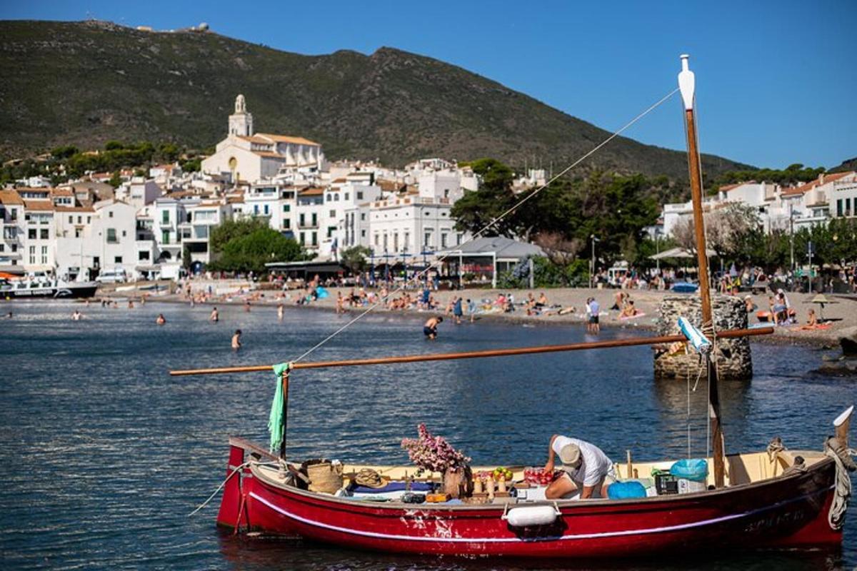 crveni brod koji sjedi u vodi blizu plaže