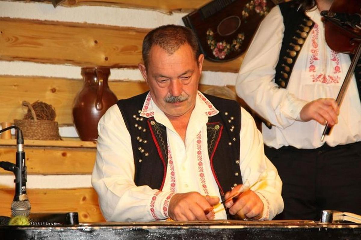 muž sediaci za stolom a píšuci na kus papiera