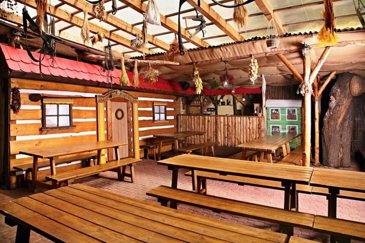 restaurace s dřevěnými stoly a lavicemi