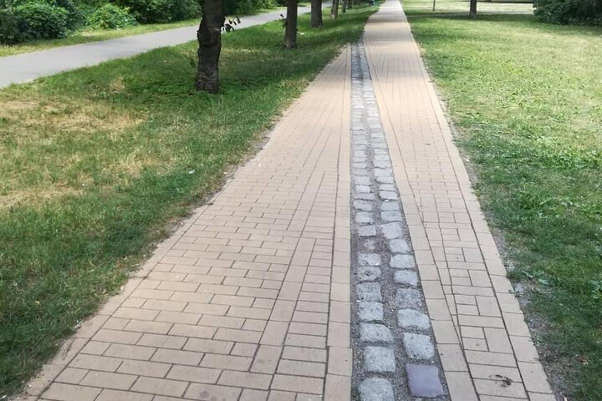 cihlová cesta uprostřed parku