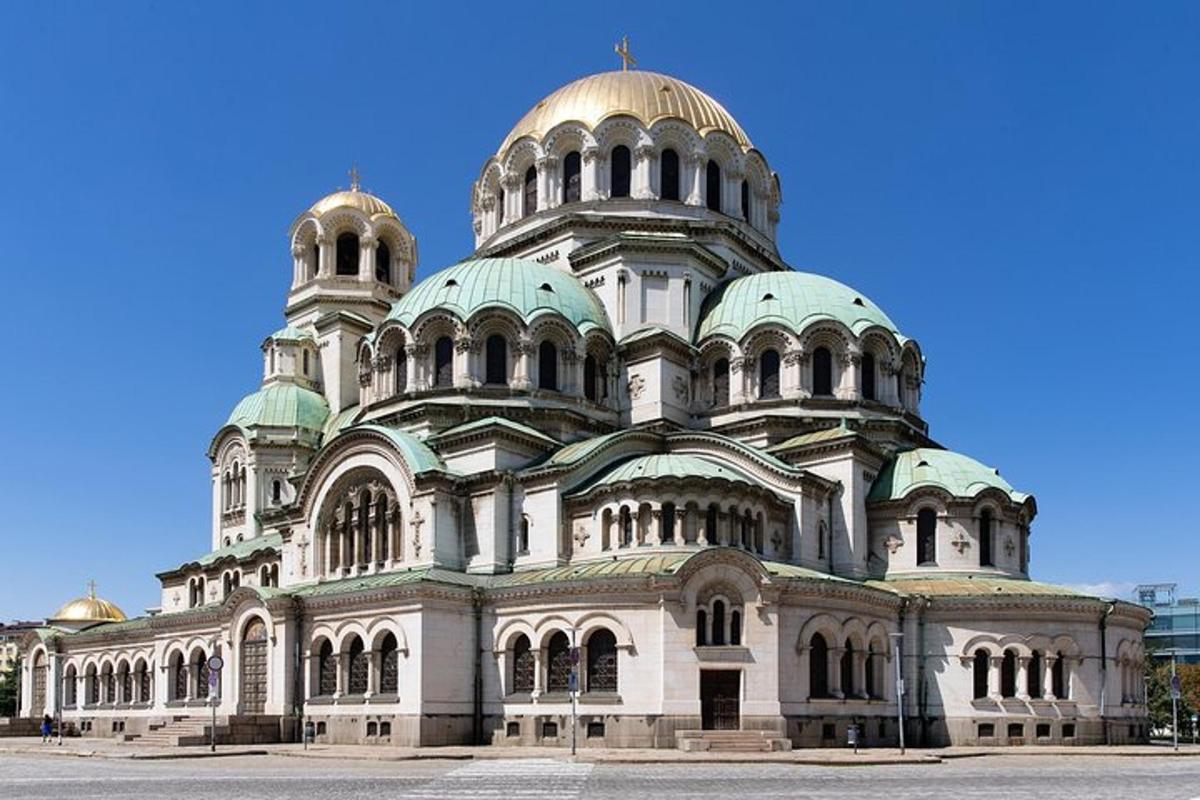 um grande edifício com cúpulas no topo