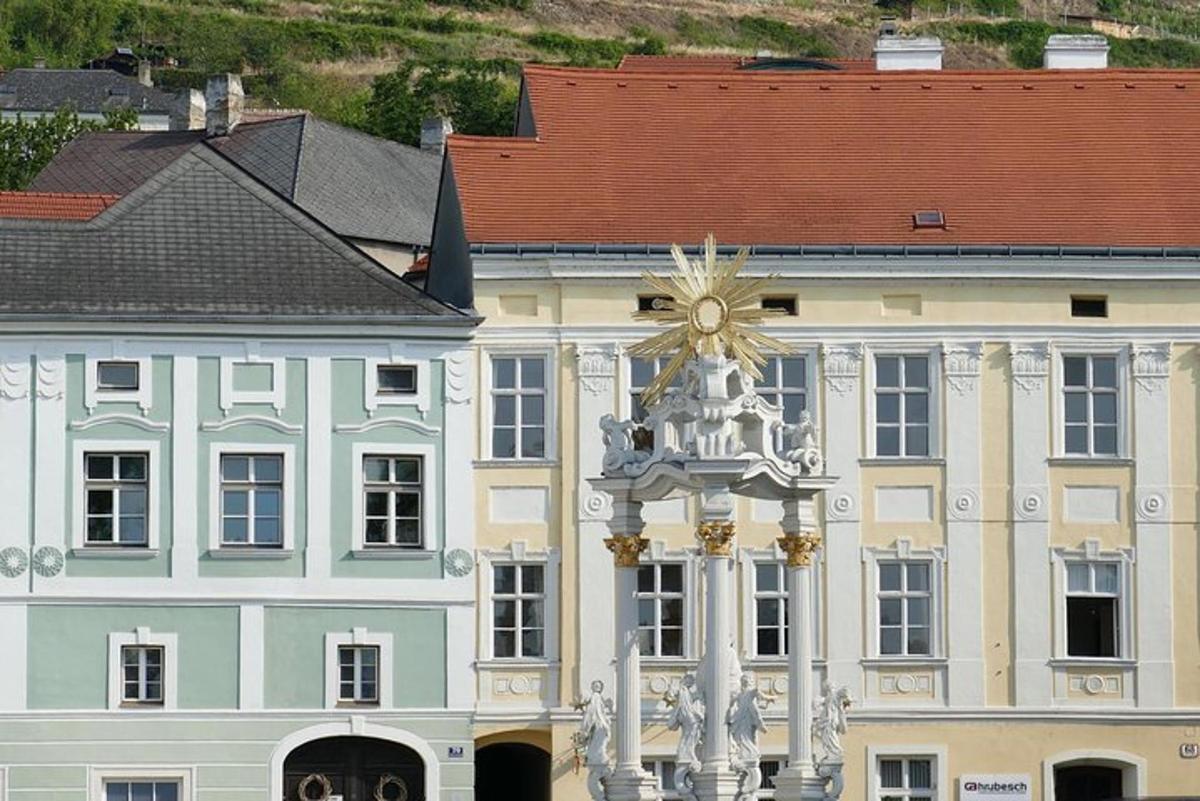 ein großes Gebäude mit einem Uhrenturm davor