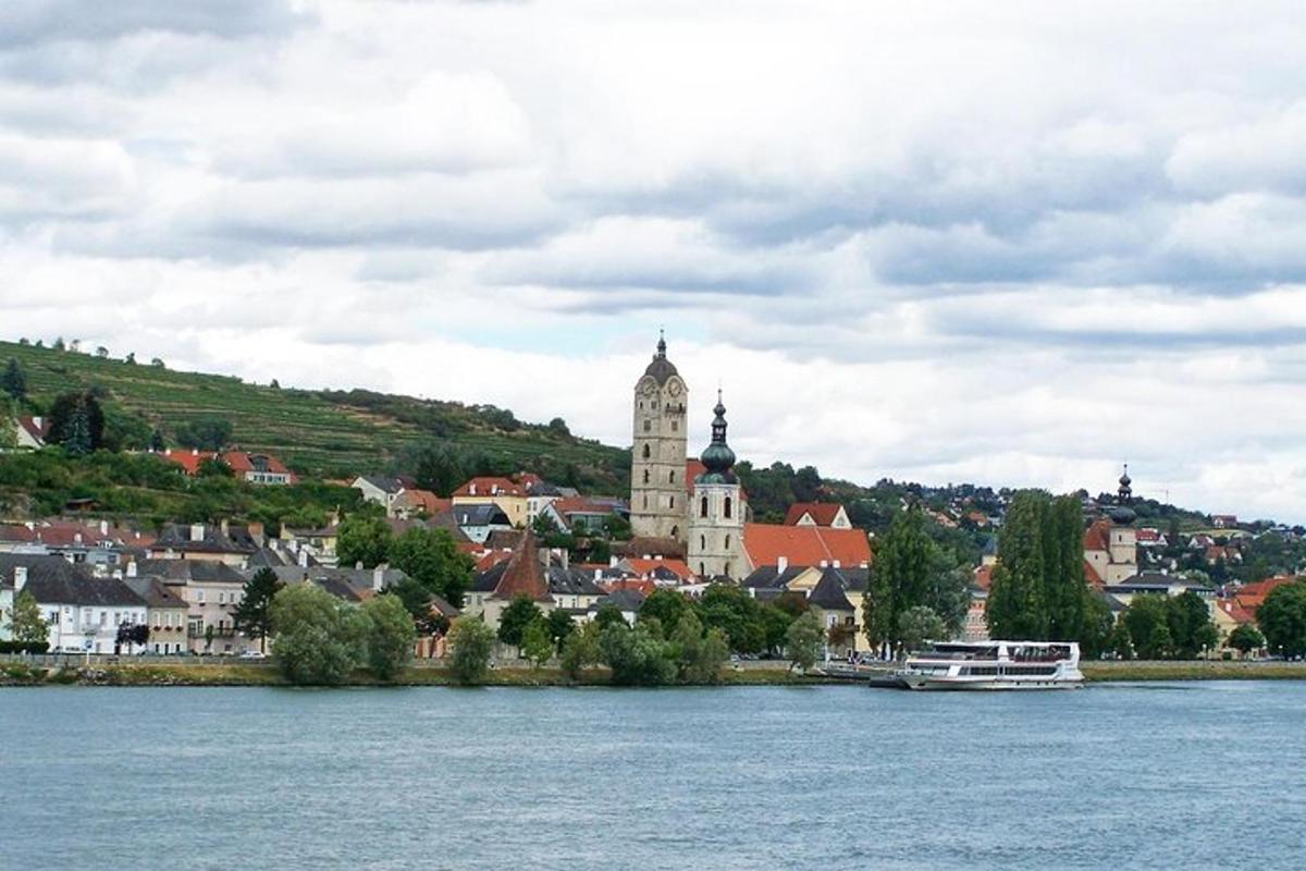 eine Stadt am Ufer eines Gewässers