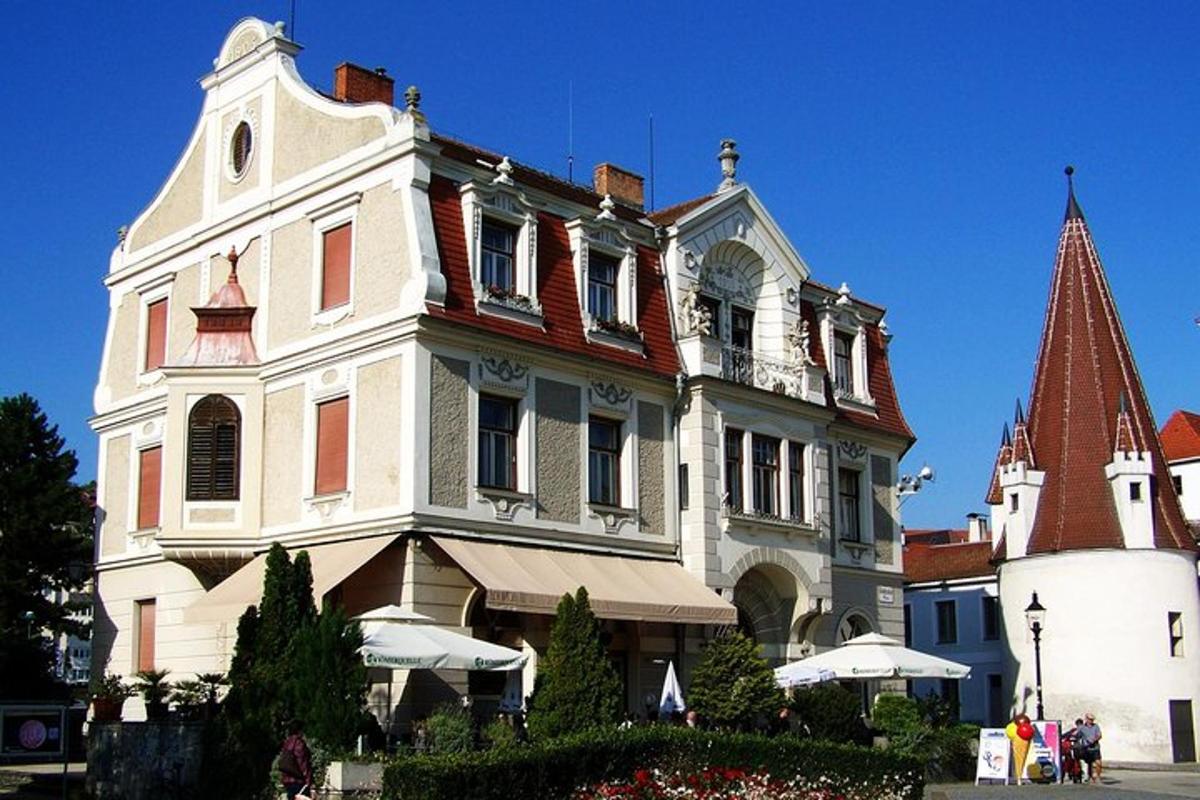 velika bijela kuća s tornjem na ulici