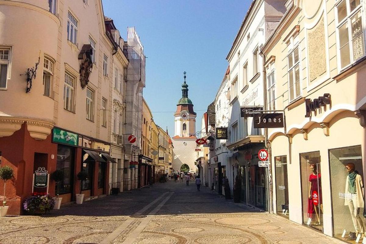 eine leere Stadtstraße mit Gebäuden und einem Uhrenturm