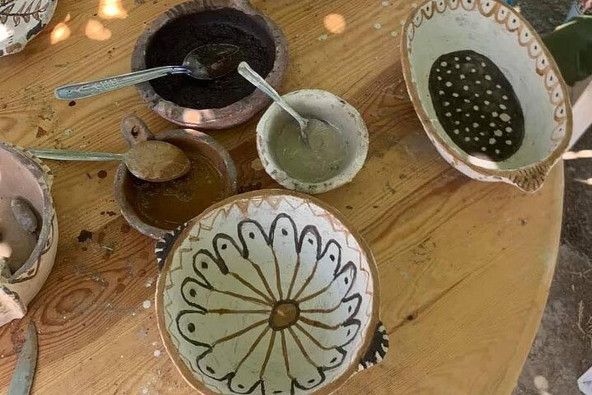 sekumpulan mangkuk di atas meja kayu