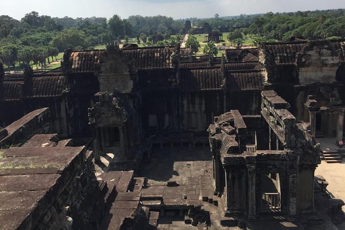 una vista di un edificio con alberi sullo sfondo
