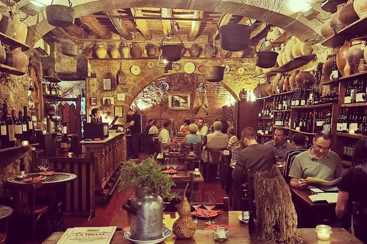 un grupo de personas sentadas en mesas en un bar