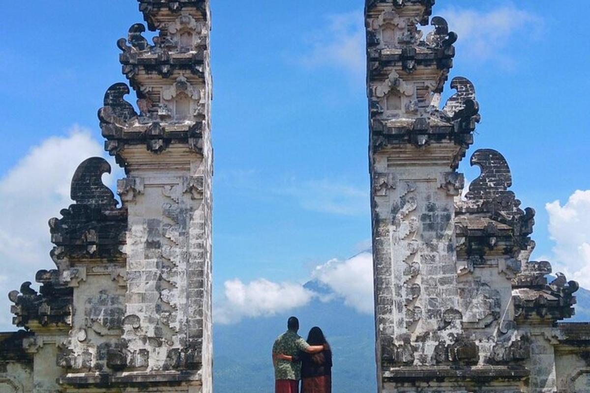 dua orang berdiri di antara dua menara di hadapan
