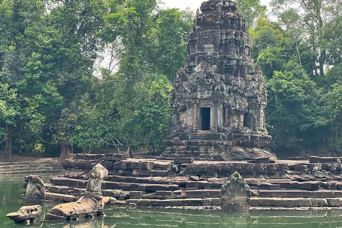 bangunan di dalam air bersebelahan dengan badan air