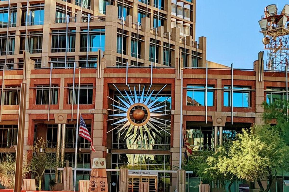 Un gran edificio con un reloj delante.