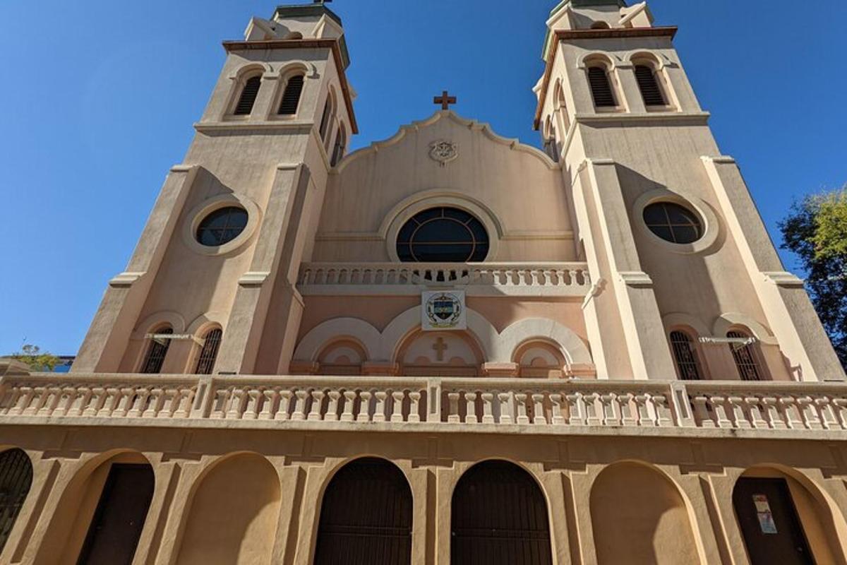 Una iglesia con dos torres en la parte superior.