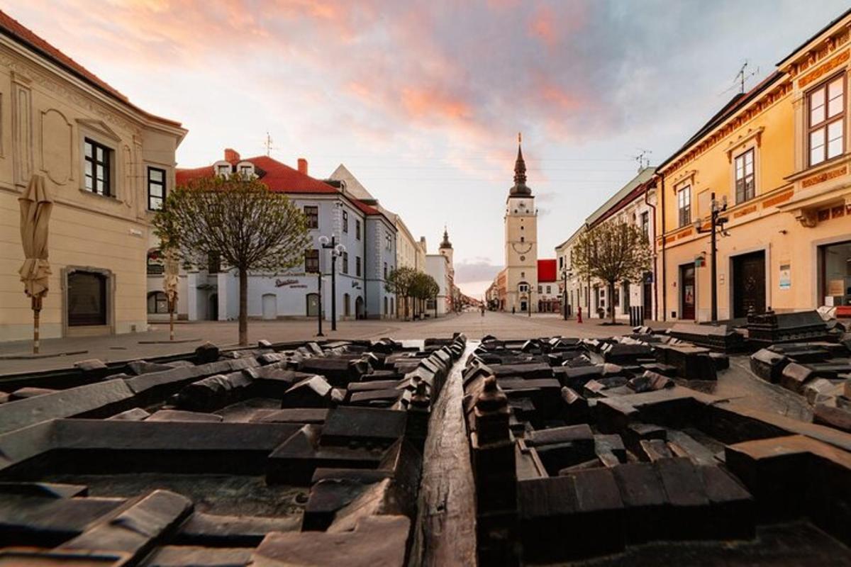 una strada cittadina con una torre dell'orologio in lontananza