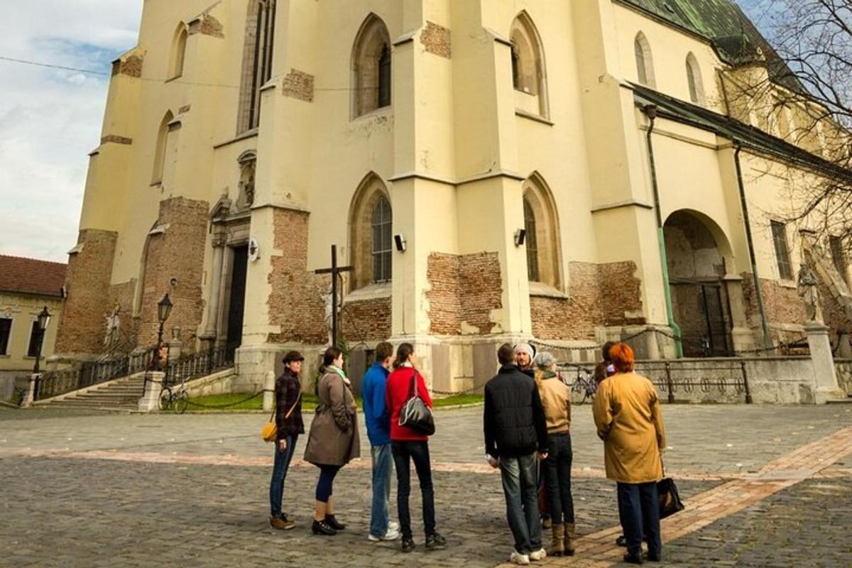 un gruppo di persone in piedi davanti a una chiesa
