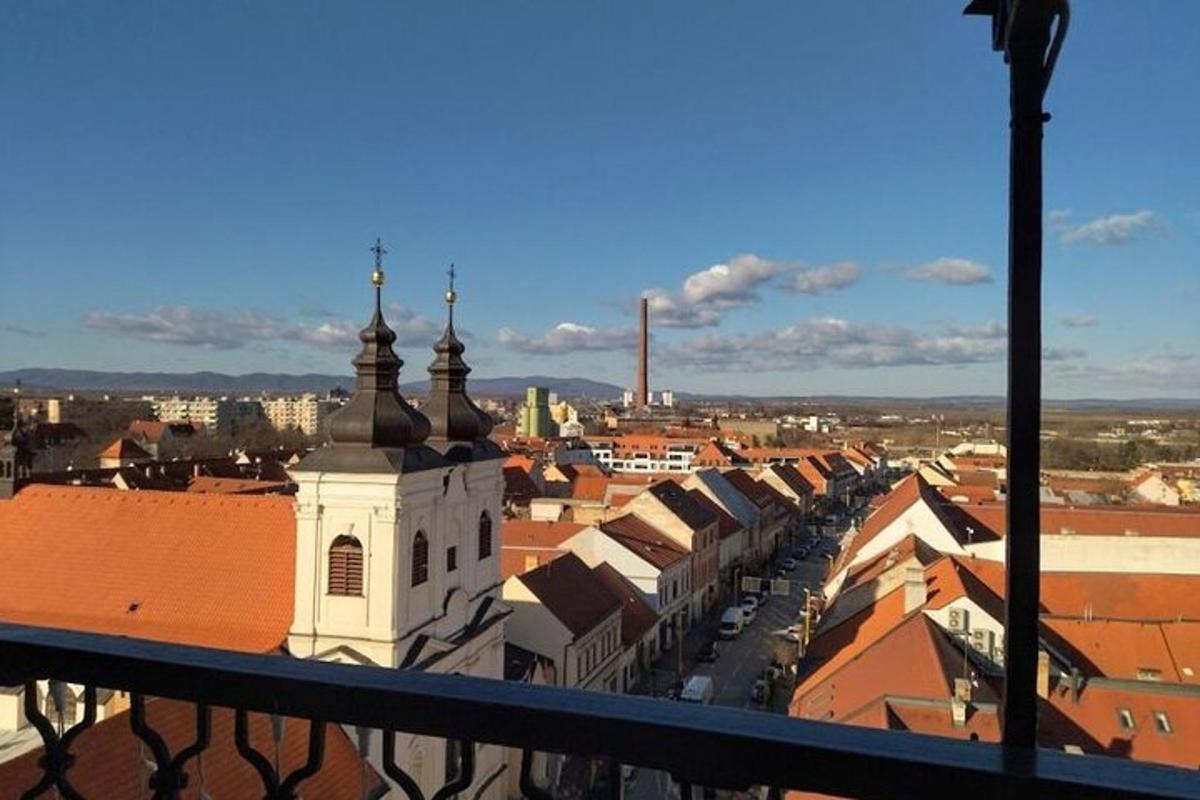una vista di una città con edifici e una torre dell'orologio