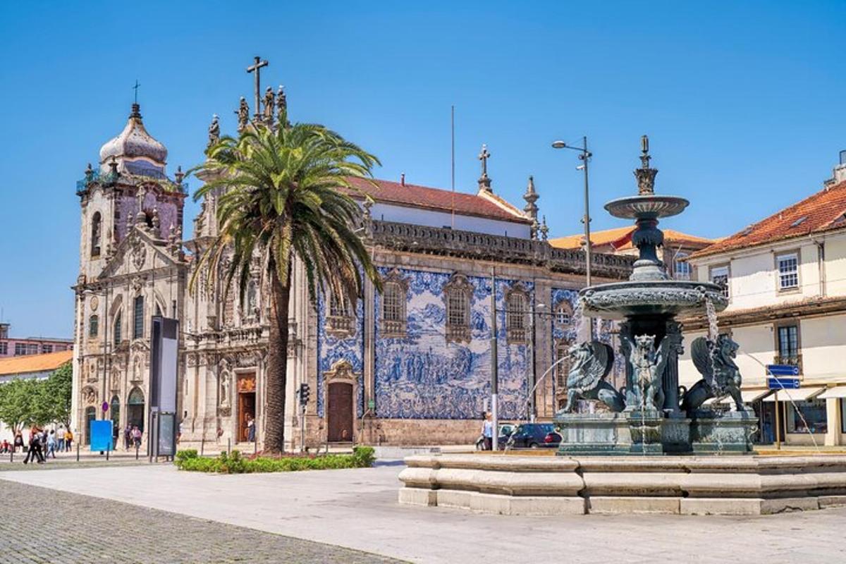 un edificio con una fontana di fronte a un edificio con un edificio