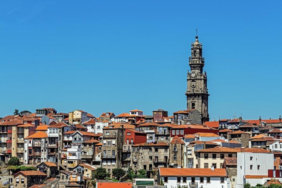 una vista di una città con una torre dell'orologio