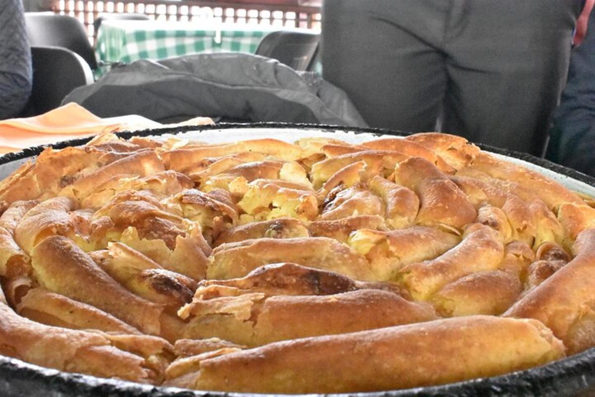 un pastís gran en una safata sobre una taula