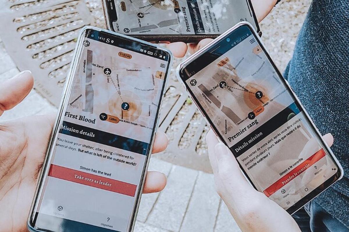 dva lidé držící v rukou dva mobilní telefony