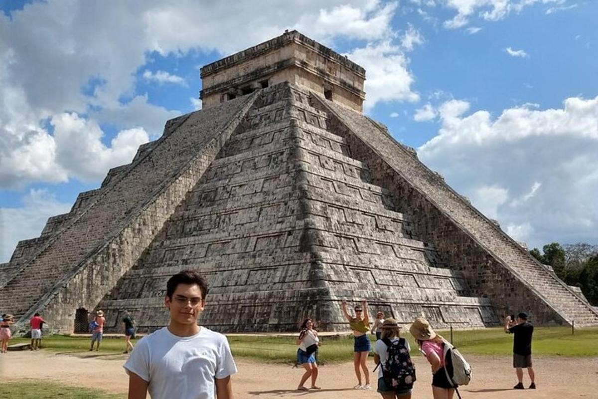 skupina lidí stojící před pyramidou