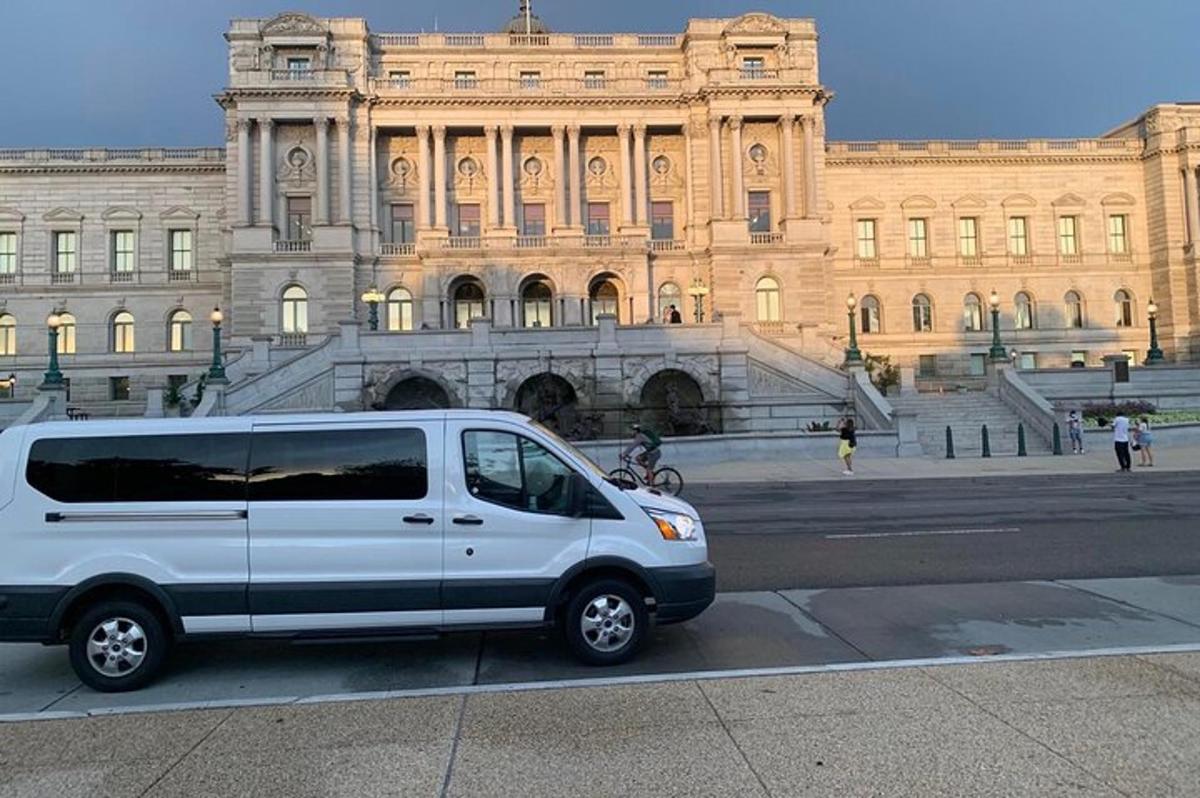 Una camioneta blanca estacionada frente a un edificio