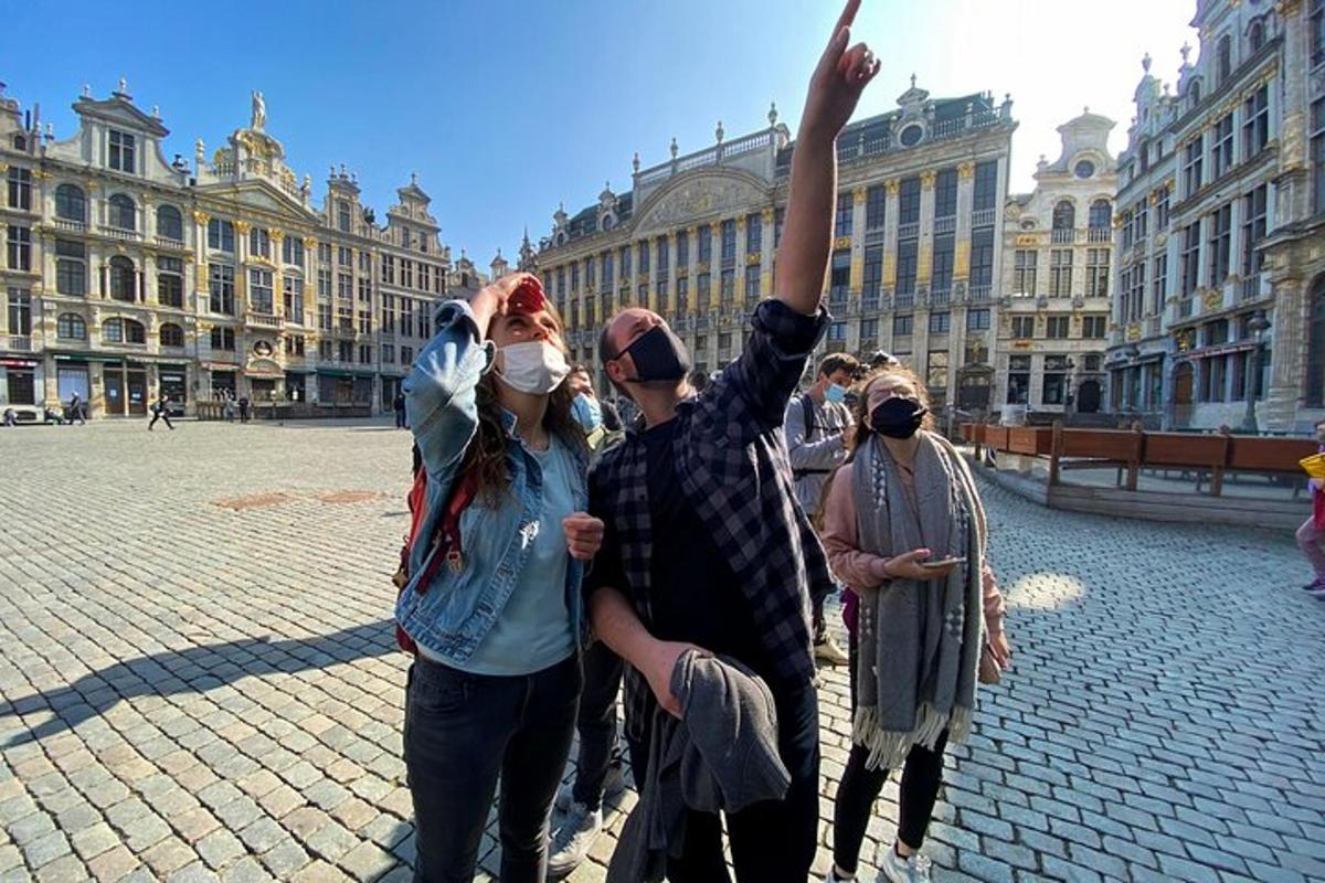 grupp inimesi, kes seisavad tänaval käed õhus