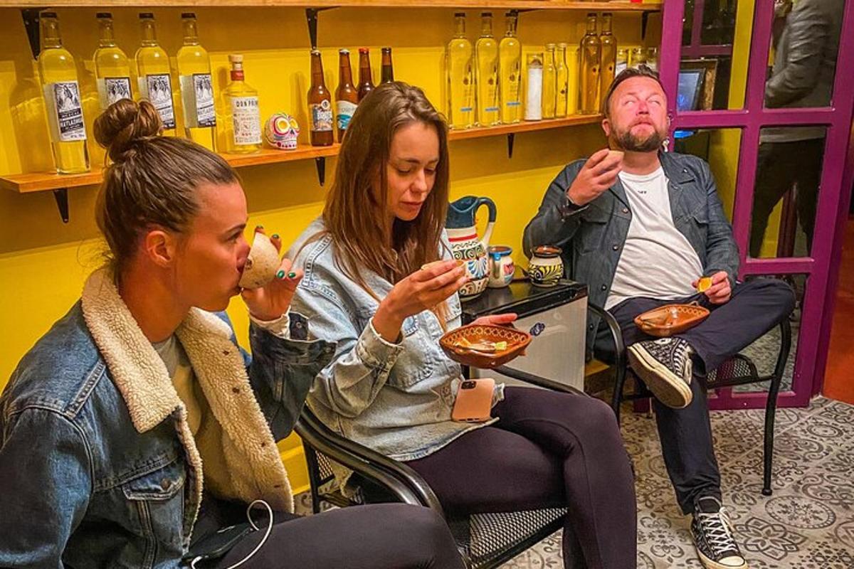 skupina lidí sedících v místnosti a jedících pizzu