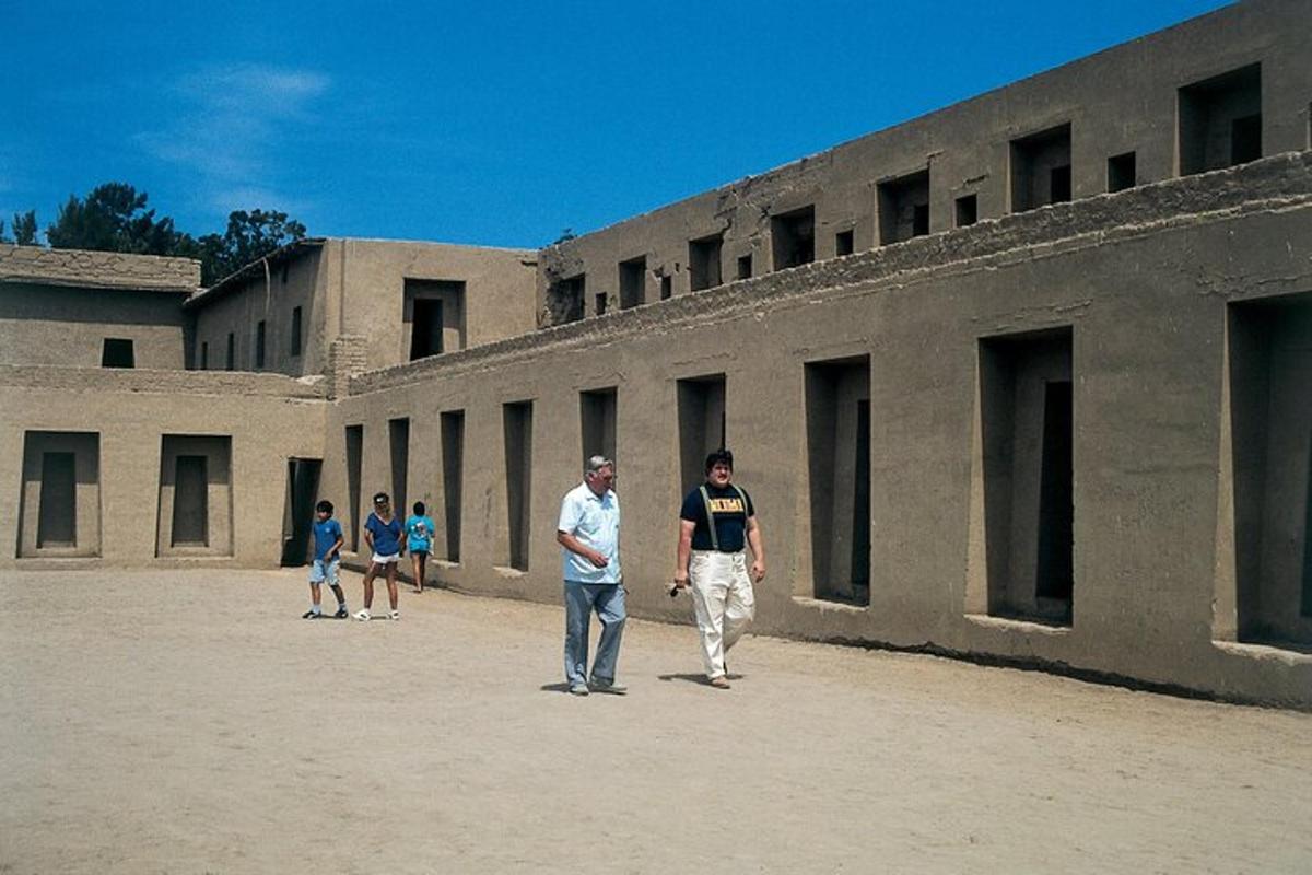 dos homes caminen davant d'un edifici