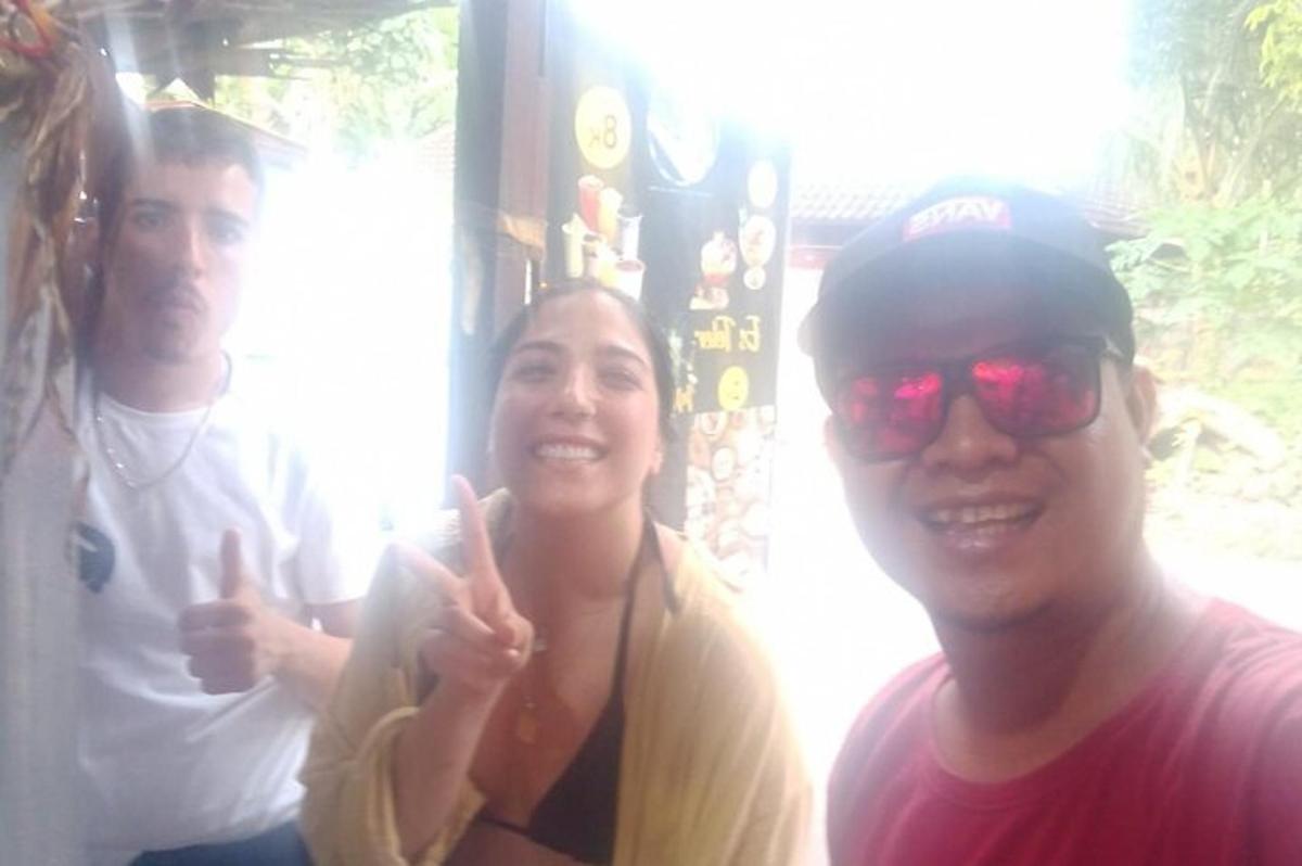 um homem e uma mulher fazendo o sinal da paz