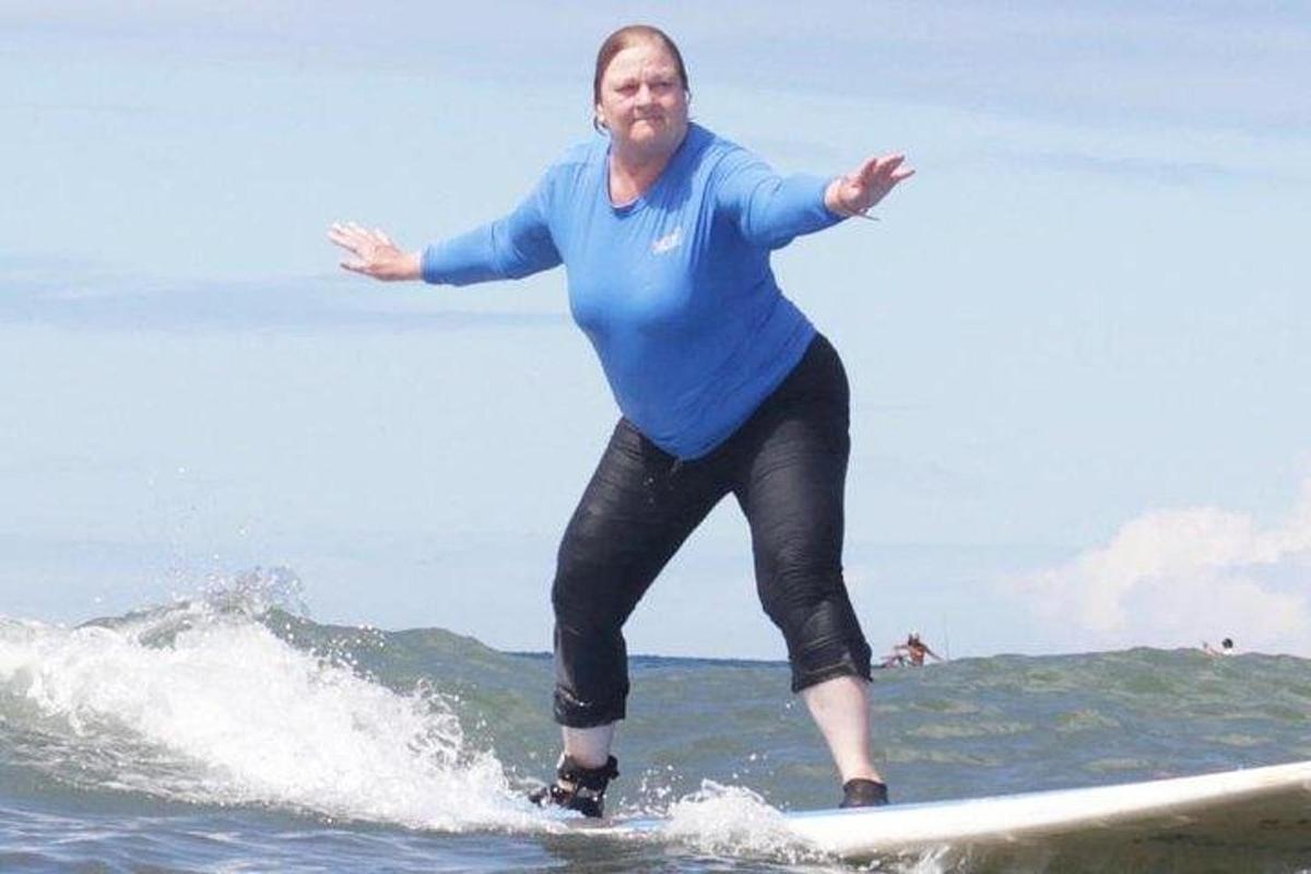 een man die op een surfplank in de oceaan op een golf rijdt