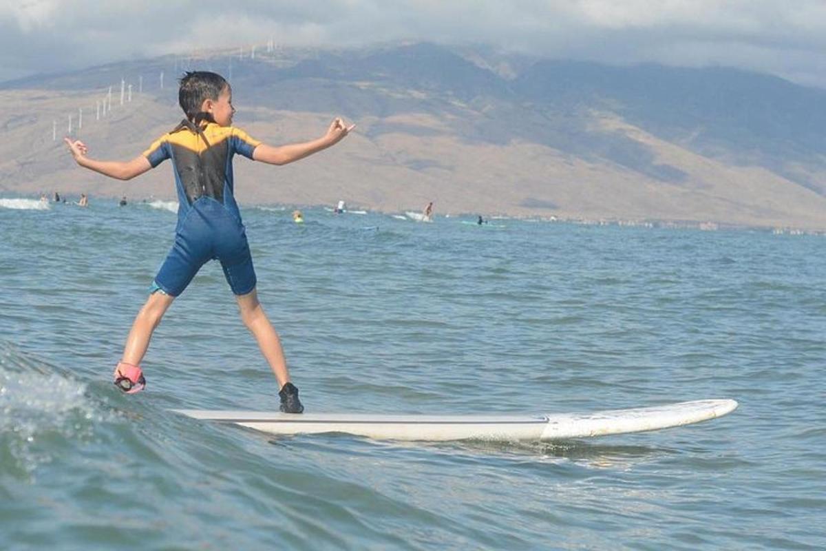 una ragazza in piedi su una tavola da surf nell'oceano