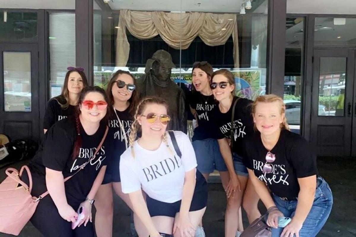 группа людей в черных рубашках, позирующих для фотографии